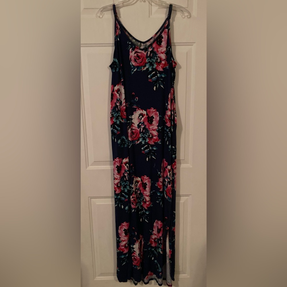 🌺Floral Maxi Dress w/adjustable spaghatti straps, side slits and pockets